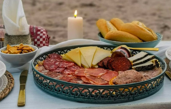 Un plato de comida gourmet sobre una mesa en Mallorca.